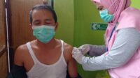 Dinas Kesehatan Kabupaten Kotawaringin Timur (Kotim) memfasilitasi wartawan yang tergabung dalam Persatuan Wartawan Indonesia (PWI) Kotim untuk mendapatkan vaksin booster