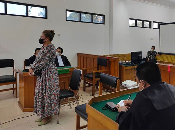 Majelis Hakim Pengadilan Tipikor Palangka Raya menjatuhkan vonis tiga tahun penjara terhadap legislator Gumas nonaktif Sri Yeni