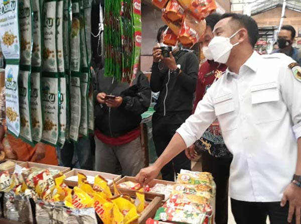 Wali Kota Palangka Raya Fairid Naparin secara mendadak melakukan monitoring keberadaan minyak goreng di pasaran