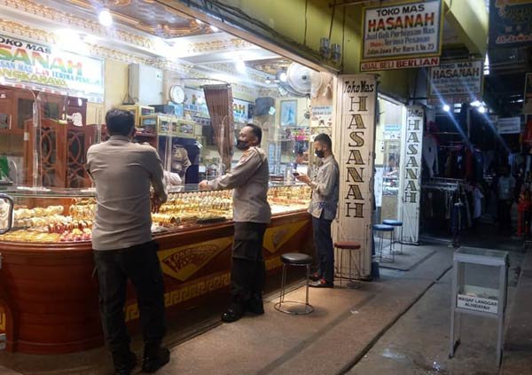 Satuan Samapta Polresta Palangka Raya bersama Polsek Pahandut melaksanakan patroli di kawasan Pasar Besar Jalan Ahmad Yani