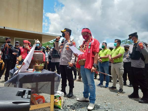 Sejumlah buruh bersama organisasi Persatuan Pemuda Dayak dan Pasukan Lawung Bahadang (Peperdayak-PLB) DPD Pulang Pisau (Pulpis)