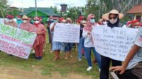 Ratusan warga Katingan Hulu menggelar Aksi Damai 7322 di halaman kantor Kecamatan Katingan Hulu