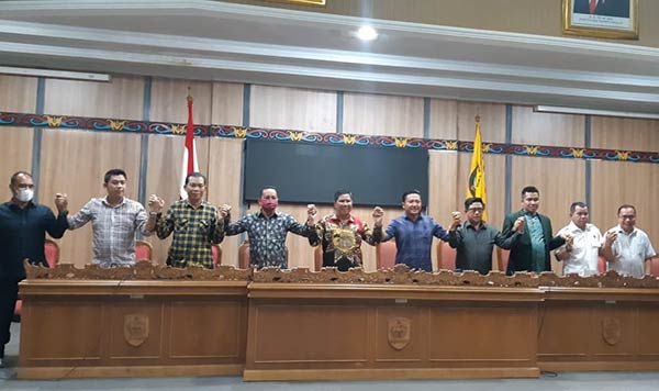 Ancaman usulan mosi tak percaya dari lima fraksi di DPRD Kotim dinilai tak akan bisa semudah itu melengserkan Rinie Anderson dari jabatannya sebagai ketua