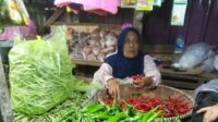Sekretaris Komisi II DPRD Kotim Syahbana meminta Pemkab Kotim dan dinas terkait memperketat pengawasan peredaran barang kebutuhan pokok di pasaran