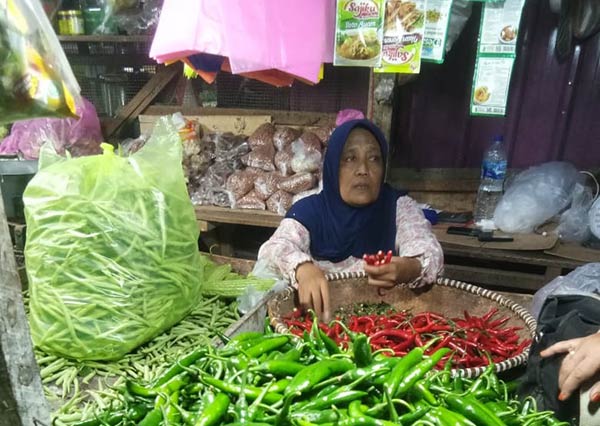 Sekretaris Komisi II DPRD Kotim Syahbana meminta Pemkab Kotim dan dinas terkait memperketat pengawasan peredaran barang kebutuhan pokok di pasaran