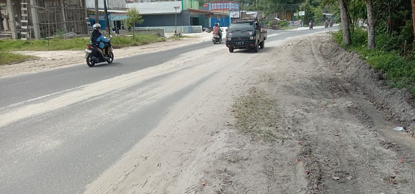 Endapan Pasir Jalur Ahmad Wongso Bahayakan Pengguna Jalan