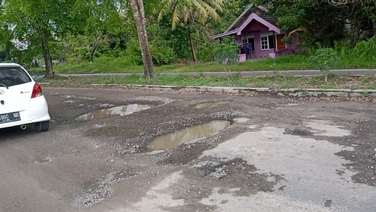 Jalan Padat Karya Kumai Rusak Parah