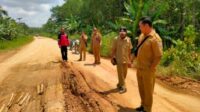 jalan Tumbang Lahang menuju Tumbang Samba,Minta Bantuan Perbaiki Jalan Rusak Camat Memohon kepada Perusahaan