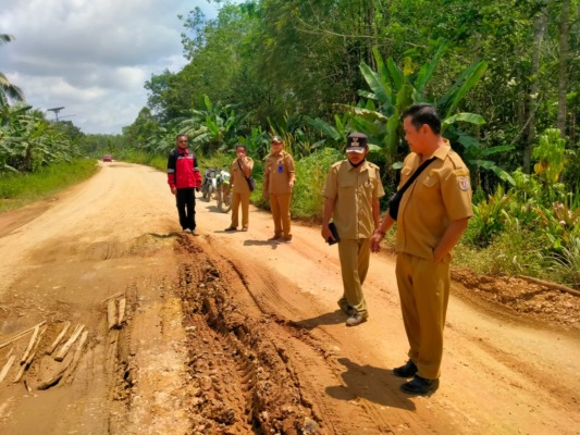 jalan Tumbang Lahang menuju Tumbang Samba,Minta Bantuan Perbaiki Jalan Rusak Camat Memohon kepada Perusahaan