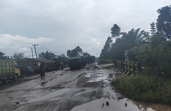 Kerusakan Jalur Pangkalan Bun - Kolam Kian Parah