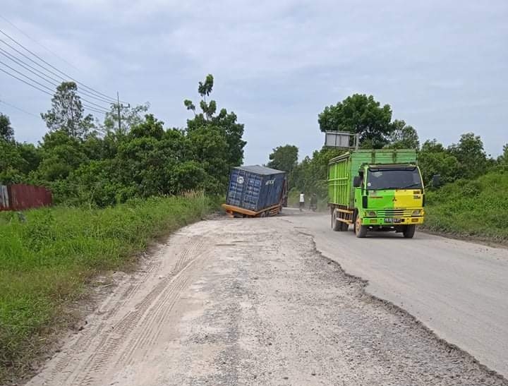 Muara Jalan Tempenek Rusak Parah