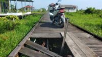 Akses Warga Bantaran Sungai Arut Terancam Putus