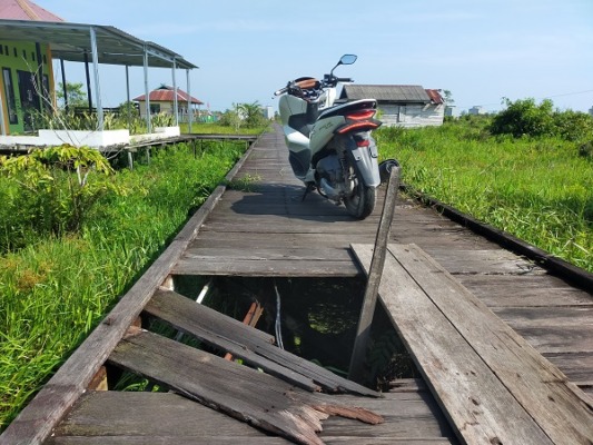 Akses Warga Bantaran Sungai Arut Terancam Putus