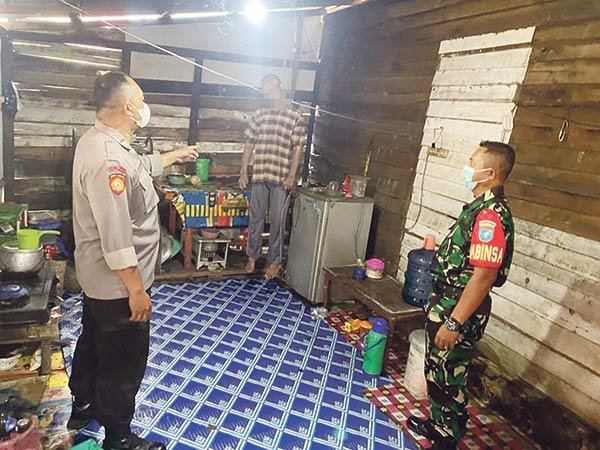 Seorang kakek di Kota Palangka Raya S (73) nekat mengakhiri hidupnya dengan cara gantung diri di dapur rumahnya