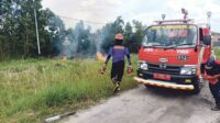 dibuat panik dengan kobaran api yang muncul di lahan kosong