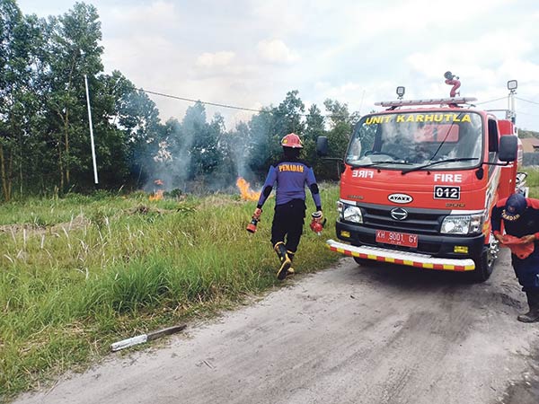 dibuat panik dengan kobaran api yang muncul di lahan kosong