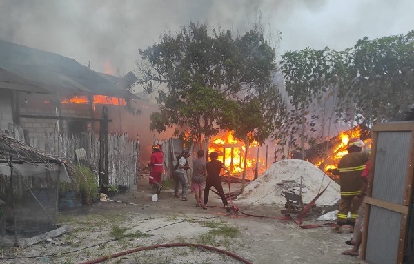 Dilahap Si Jago Merah Tiga Rumah Rata Dengan Tanah