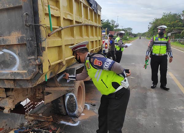 kecelakaan,kecelakaan ,Suasana yang gelap di ruas jalan Sampit - Palangka Raya menelan korban jiwa