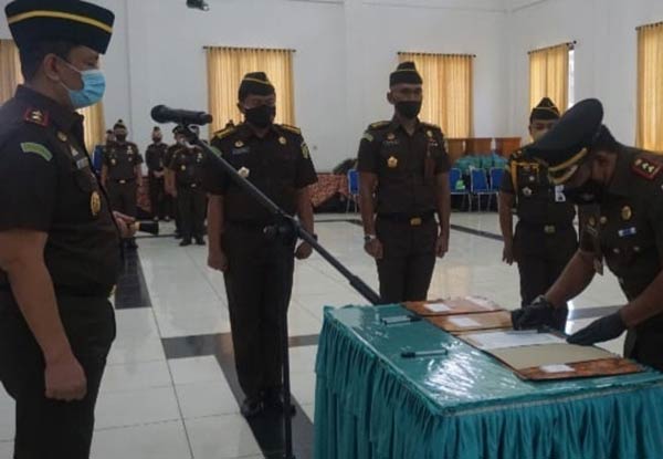 Pelantikan dan pengambilan sumpah jabatan dipimpin oleh Kepala Kejaksaan Tinggi Kalimantan Tengah Iman Wijaya Prosesi di Palangka Raya