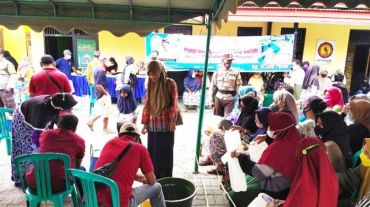 Ribuan Warga Kumai Serbu Minyak Goreng Murah PT. CBU