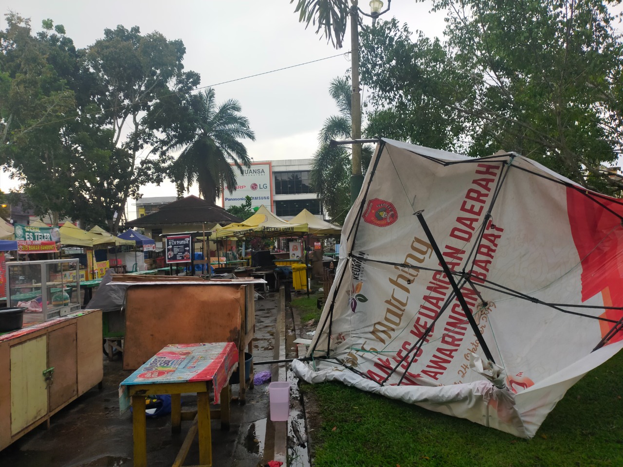 Lapak Pedagang Kuliner Alun-alun Istana Kuning Porak-Poranda