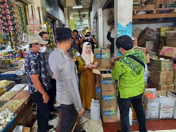 Dinas Perdagangan dan Perindustrian (Disperdagin) Kabupaten Kotawaringin Timur (Kotim) bersama jajaran Polres Kotim melakukan operasi pasar