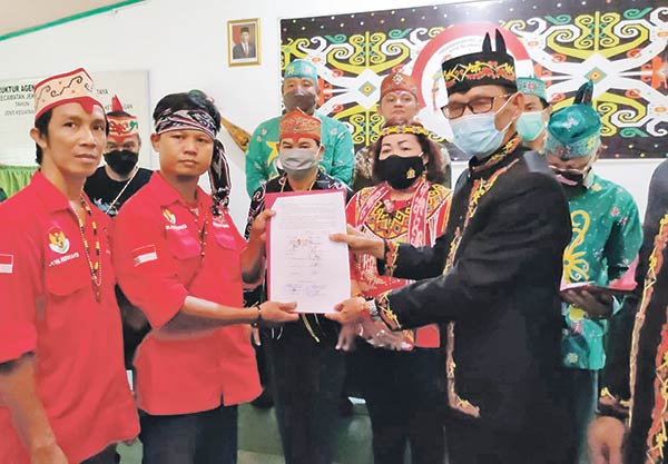 mandau,Senjata adat Dayak berupa mandau tak boleh lagi dibawa sembarangan