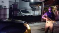 Aparat kepolisian melaksanakan patroli bersenjata di kawasan pemukiman