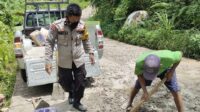 Polisi Satu Ini Perbaiki Jalan Desa Pakai Uang Pribadi