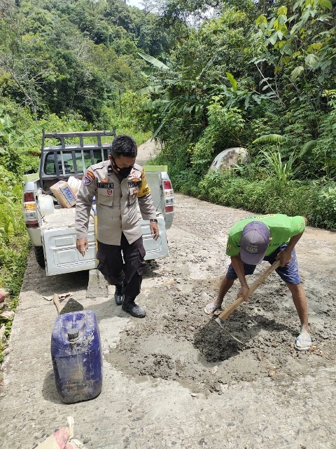 Polisi Satu Ini Perbaiki Jalan Desa Pakai Uang Pribadi