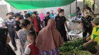 Puluhan pedagang kaki lima yang berjualan di tepian Jalan Pelangsian