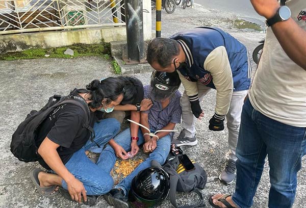 Ia menjadi kurir sekaligus pengedar narkotika jenis sabu hingga membuatnya berurusan dengan aparat kepolisian