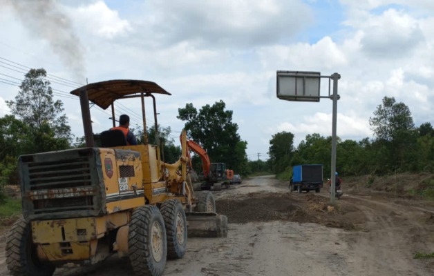 Setelah Dikeluhkan Warga Muara Jalan Tempenek Mulai Diperbaiki