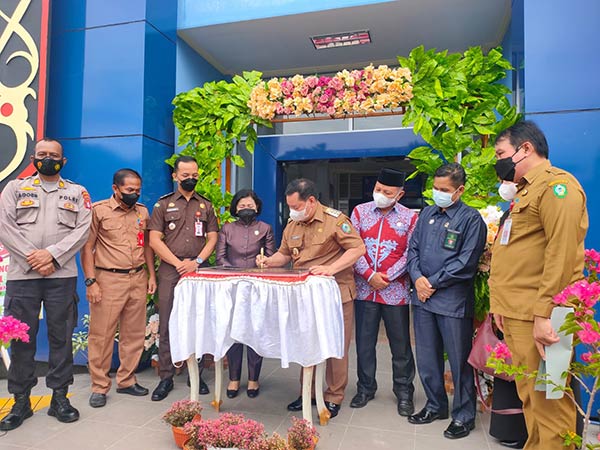 Gedung baru Kantor Dinas Sosial Kabupaten Kotawaringin Timur (Kotim) yang berlokasi di Jalan Jenderal Sudirman Km 6 diresmikan Bupati Kotim Halikinnor