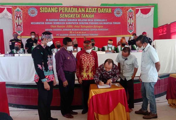 SIDANG-ADAT Persoalan sengketa lahan antara warga Desa Sembuluh II