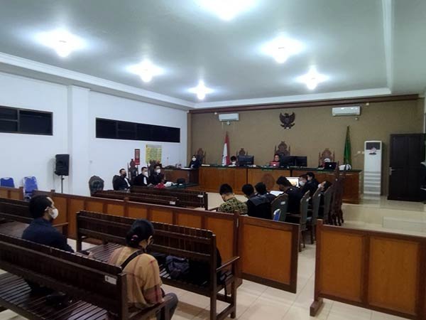 Setelah Hakim menolak eksepsi terdakwa dalam putusan sela dua pekan lalu sidang tindak pidana korupsi anggaran Desa Kinipan dilanjutkan dengan Pemeriksaan saksi