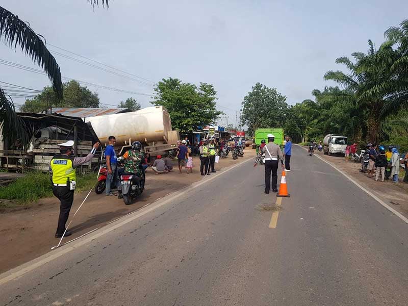 Truk CPO bernomor polisi BK 8660 ER menabrak bangunan rumah milik warga