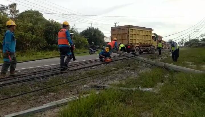 Dua Tiang Roboh Listrik Kawasan Industri Tersendat