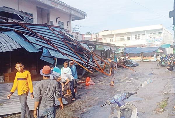 TUMBANG-DIHAJAR-ANGIN-KENCANG Cuaca ekstrem ekstrem di kalimantan tengah,Cuaca ekstrem yang melanda sebagian wilayah Kalimantan Tengah (Kalteng) beberapa hari terakhir berpotensi masih bisa terjadi dalam beberapa hari