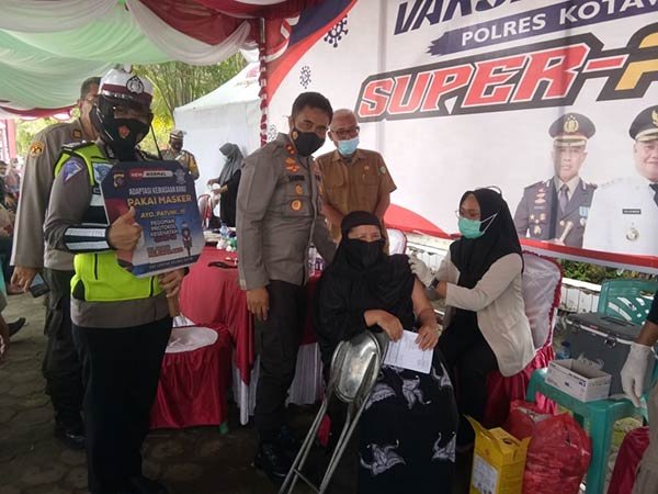 VAKSINASI-SUPER-PRESISI Polres Kotawaringin Timur (Kotim) menggelar vaksinasi Covid-19 dengan nama Vaksinasi Massal Super Presisi di Taman Kota Sampit
