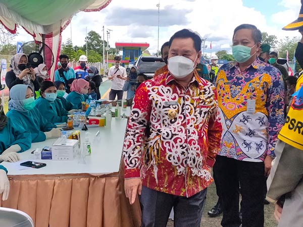 Bupati Kabupaten Kotawaringin Timur (Kotim) Halikinnor menginstruksikan Kepala Dinas Kesehatan Kotim Umar Kaderi untuk membuka gerai vaksinasi di tiga titik masuk Kotim