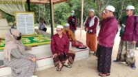 Mengunjungi ziarah kubur ke makam bersejarah dan nikmati akhir pekan ke pantai yang letaknya di Desa Ujung Pandaran