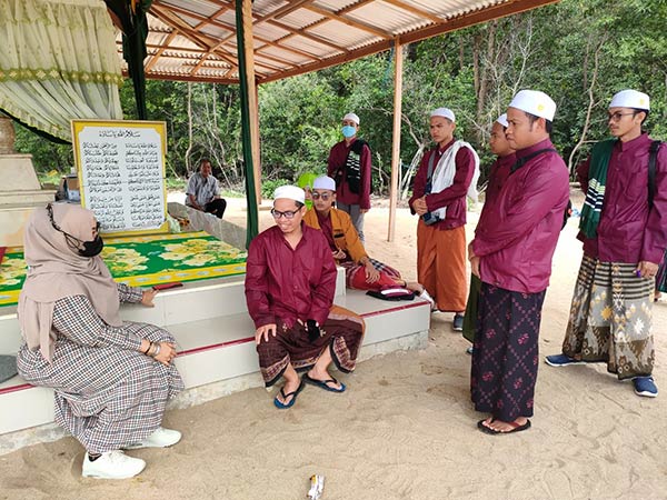 Mengunjungi ziarah kubur ke makam bersejarah dan nikmati akhir pekan ke pantai yang letaknya di Desa Ujung Pandaran