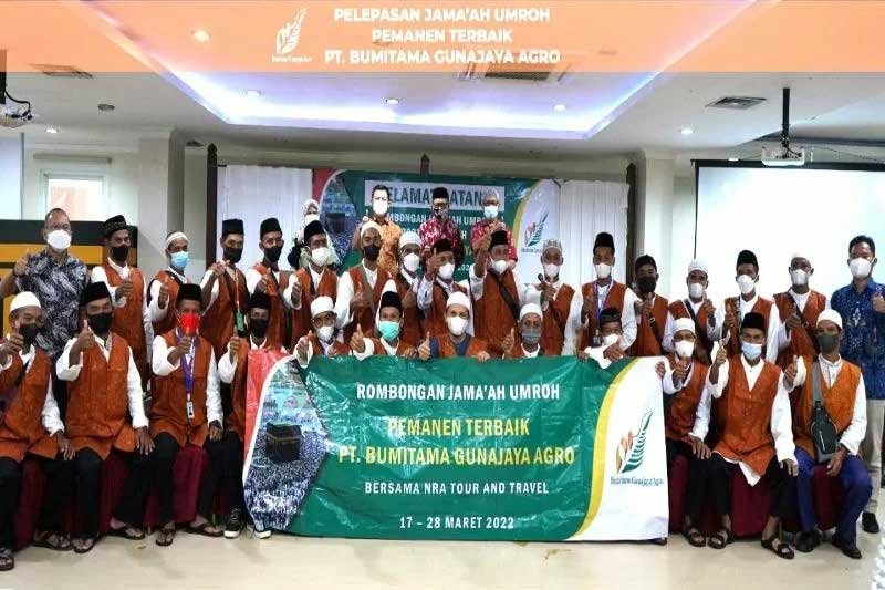 PT BGA Berangkatkan Umrah 26 Pemanen Sawit Terbaik