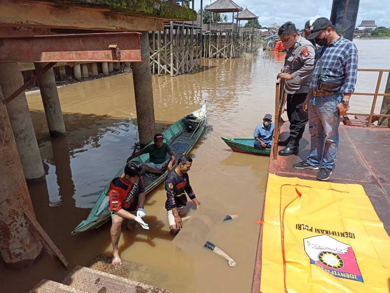 Sesosok tubuh  tak bernyawa mengambang di air ditemukan warga di DAS Kahayan