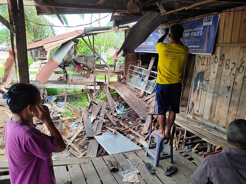 Truk CPO tabrak rumah warga di sampit