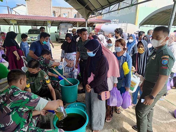 Ribuan warga rela antre panjang di markas Kodim 1015 Sampit