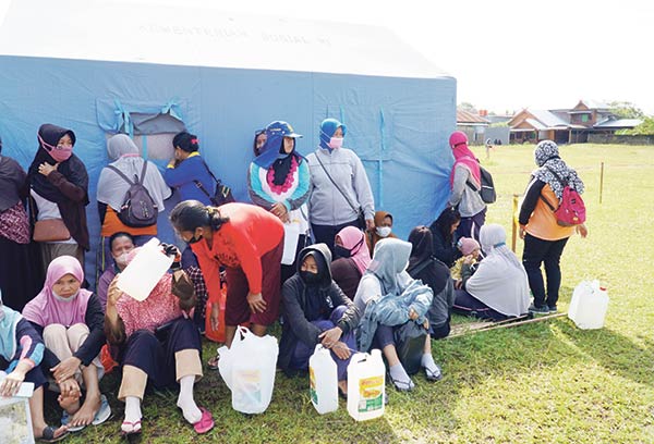 Ratusan warga di Nanga Bulik Kabupaten Lamandau rela antre di bawah terik matahari demi minyak goreng murah di Lapangan Kartawana Kelurahan