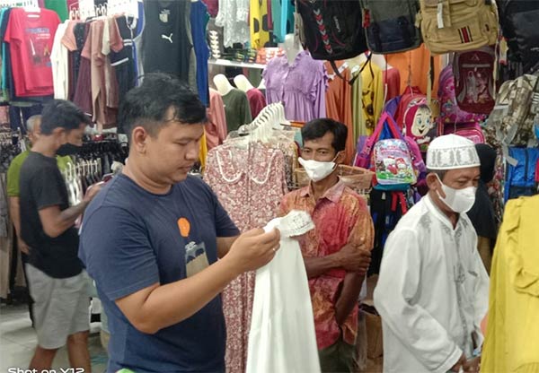 Menjelang Lebaran pusat penjualan konveksi di Pasar Indra Kencana Pangkalan Bun
