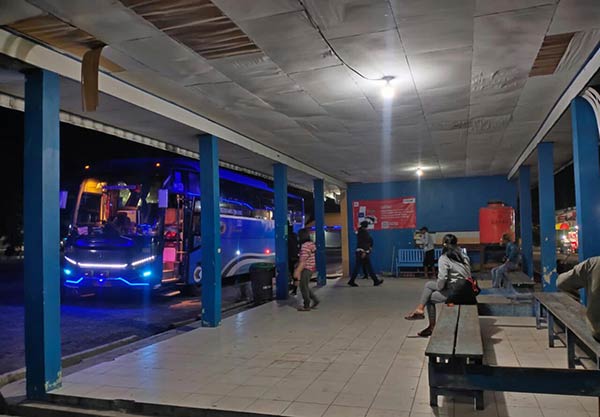 Penumpang angkutan bus antarkabupaten yang berangkat melalui Terminal Patih Rumbih Sampit